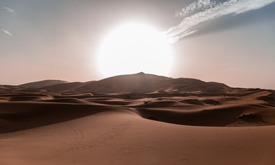 太阳骑在撒哈拉沙漠起伏的沙丘上